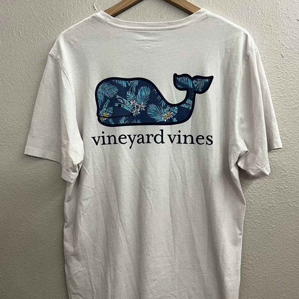 Medium white vineyard vines shirt